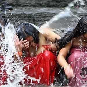 ӡ�Ƚ�Ů����ԡ����Ϊ������