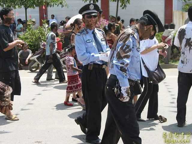 狂欢节,蹂躏女人的胸