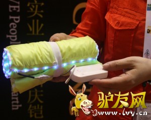 ��ʵҵ�ɷ����޹�˾չ������ˮϴ��LED�Ʒ�֯���ϡ���ϸС��LED�ƴ�������״֯�������۰����󣬿ɷ��Ƽӹ�Ϊ��װ�Ĺ���װ�Σ�Ϊҹ�仧���˶�����д�����ȫ���ϡ�