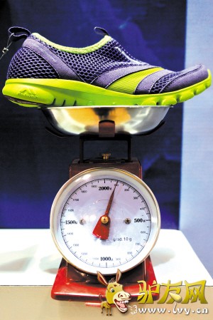 ����չ�У���Ʒ���涷�ޡ�ͼΪ�̼�չʾ��������Ϊ�ٿ˵Ķ๦��Ь��������ͼƬ��