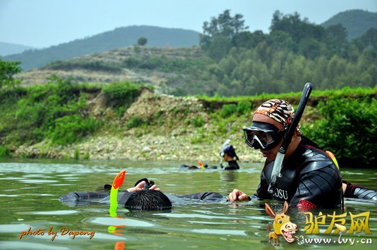 400��ǰ��5��19�գ�ΰ��ĵ���ѧ�ҡ����мҼ�̽�ռ���ϼ�ʹ��㽭�������̣���ʼ����ʮ���������ݵ��ó̡�