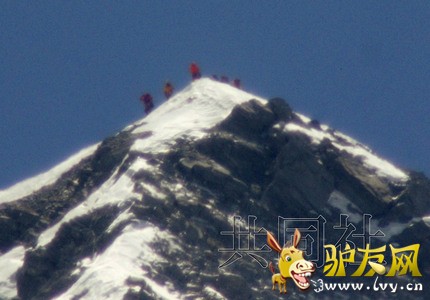 5��23�����磬80����ձ�ð�ռ�������һ�ɳɹ��������������֮�ۣ������곤�Ƕ��߼�¼��ͼΪʹ�ó�Զ������ͷ�ӱ��Լ5550�״����㵽���龰���õص��嶥Լ10�����ͬ��