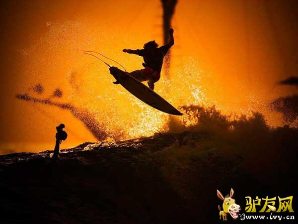 ���˰����߸߸�Ծ��ӡ���������غ���һ�����˰����߸߸�Ծ�𣬱��ݾ��ʵĿ��ж���������������һ��ӡ�ᴫͳ��ֻ��