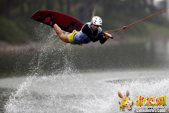 6��8�գ����ྩ����2013������β����ˮ���籭���ڱ���˳�����ƥ��ˮ�Ϲ�԰�����������С������µ�21�����Һ͵�����44���С�Ů��������β����ˮ�˶�Ա�μ����¡������緢 ���� ��