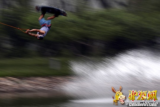 6��8�գ����ྩ����2013������β����ˮ���籭���ڱ���˳�����ƥ��ˮ�Ϲ�԰�����������С������µ�21�����Һ͵�����44���С�Ů��������β����ˮ�˶�Ա�μ����¡������緢 ���� ��