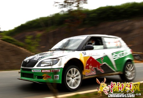 2013���й���������������(CRC)6��16���ں��ϳ��ݽ������Ϻ�����˹�´��ţ�����쿡(��)���캽Ա��ʤ������ϻ�ù������Ǿ�����������