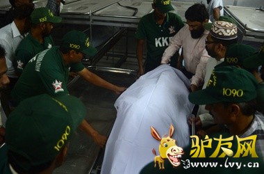 �ͷ�������Ա�ڰ����ֳ�