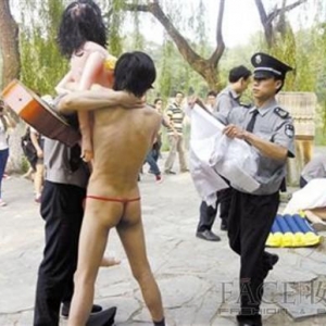 ���������������㱼 ҧ���ϰ屻ץ��ͼ����������������