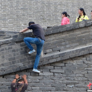 ����Ϊ��Ʊ���ų�ǽ ������Ů�����߹�/ͼ