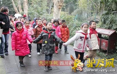 ��ѧ������ѧУ�ٳ����У����ľ��У��𣺡����Բ��������ﵽ��԰�￪�����ң�ȫУ1002��ѧ�����쵽��У���ֳ��ɷ��ġ��������