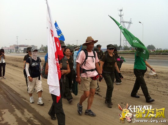 ����ͽ����Ӫ��λ��Ա�ִ�ʯ��ׯ�����ľ� ��