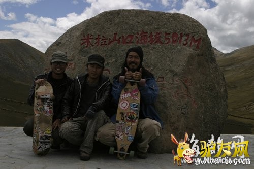 ͼƬ˵�����������;����ߵ�ɽ�D�D��������ɽ����������һ����ͬ���Ӱ