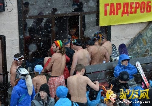 ��ѩ���������ڻ���Ӿװ����