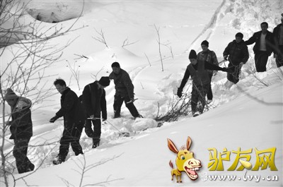 滑雪爱好者野外滑雪遇雪崩 遇难者遗体被运回(图)