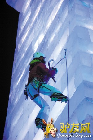 ����5��Ѷ  �������Ľ������ʱ��������ھ����������Ե¹��İ���˹��������Ůʿ���ڱ�ѩ���������������㳡����ĸ����ϣ�Ϊ�οͽ������ʱ����ݡ�