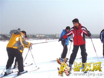 青岛最大滑雪场开门纳客 可容纳1500人(图)