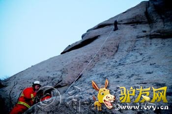 ���������ڰ����,һ���Ԯ��Ա��ɽ������������,��һ���Ԯ��Ա��ɽ�Ž�Ӧ��