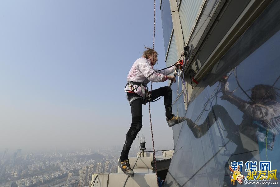 12��21�գ��������޲���������������ï������ġ����գ���ͽ������Ħ���¥���Ƶķ�����֩���ˡ��������޲��سɹ�ͽ�����ϸߴ�288�׵��㽭ʡ��������ï������ġ� ¿���緢(������)