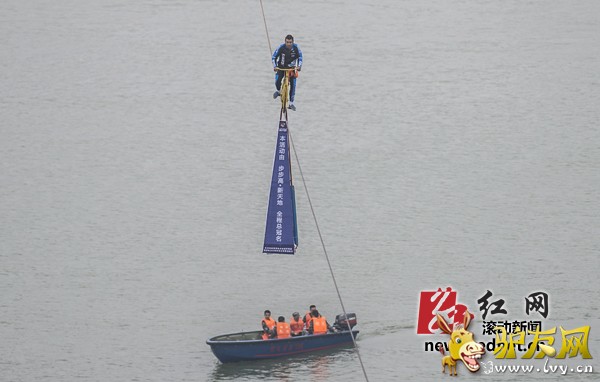 11��3�գ���ս�������潭�Ͽյĸ��������С�ͼ/��������