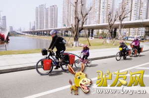 浙江在线04月01日讯 昨天下午,台州市府大道一商务宾馆里,韩国人金永哲一家收拾好行李,骑上自行车又一次出发。从椒江到路桥,再到温岭大溪,他们的google地图上,下一站将是温州。