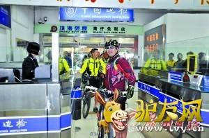 ǰ�գ���ʮ���������������г����麣���пڰ��뾳�����Ǵ��е���ҪĿ�ĵ����ﳵ�����пڰ�ǰ�溣��356�׵ļ���ɽ���е�ɽ�������������пڰ��뾳���麣�ﳵ��ɽ��һ������ķ羰��