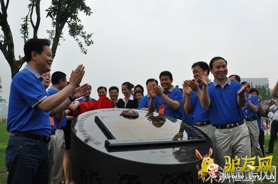 5��19�����磬 �в���ɳ�����չ�г���̳����̼��ͨ����ɫ���С��г����Ի���潭�����Ͼ���