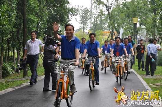 5��19�����磬 �в���ɳ�����չ�г���̳����̼��ͨ����ɫ���С��г����Ի���潭�����Ͼ���