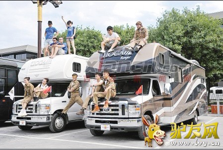 5��22�����磬�ڴ������Ϲ㳡������12�������˳�Ϊ��ע�Ľ��㣬���Ǽ�ʻ����������׼���߱�ȫ��60�����Һ͵�����