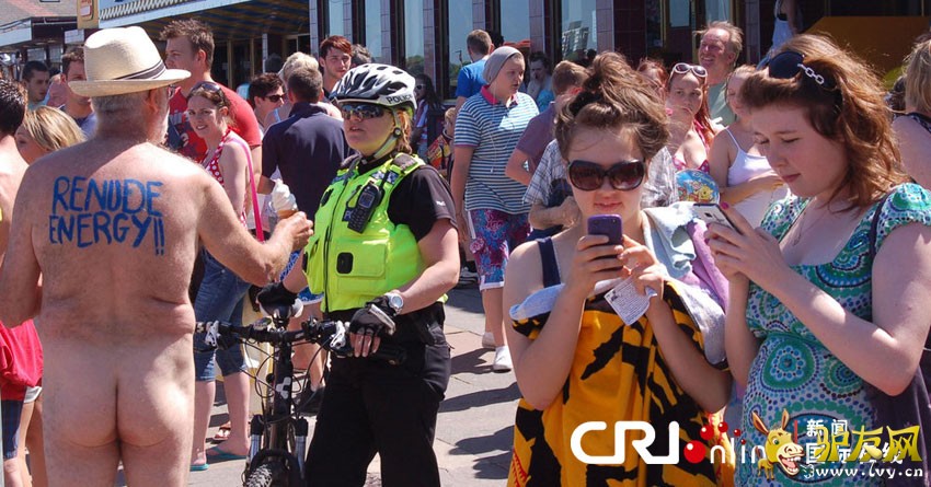 ����������Ϣ��2012��5��27�գ�Ӣ���Ӵ�ì˹�����г��־����������ﳵ������������˶��ﳵ���ڹ�·�ϻ����������°�ȫ�Ĺ�ע������������ﳵ���һ��ٰ�һ�Σ��������״ξ��С�