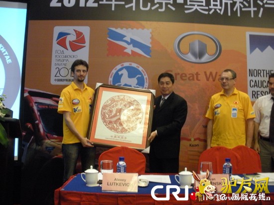 �������߱�����Ϊ�ڽ�һ���µġ�������Ī˹�ơ��Լݳ����λ5�������ڱ�������������˹������������������Ʒ���й��������ξָ��ֳ�ף���ҳ�ϯ���Լ���������ʽ��