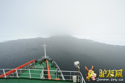 “雪龙”船脱困后驶向清水区。国家海洋局网站