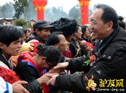 10��31�գ�ī����ͨ��������Ⱥ������ӭ��ʻ��ī�ѵĳ�����¿������� ���� ��