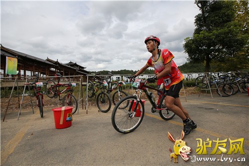 Ƥ��ͧ�ϰ�תɽ�����г�