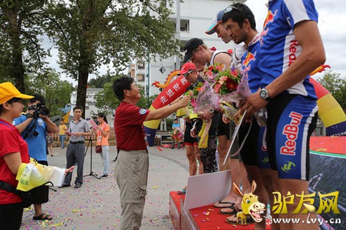 ��ɽЭ�����鳤-��־�� ����õ�һ���Ķ��鷢������