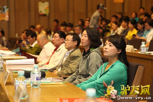 Ů��ɽ����������ë������ھ���ɽ����Ҷ��ӱ�ȼα���ϯ