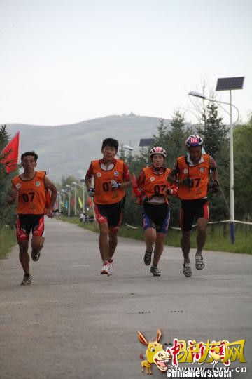 3日至4日,首届2013中国·临夏超级六项山地户外挑战赛在临夏州举行。图为:“徒步登山”挑战项目。 甄馥睿 摄