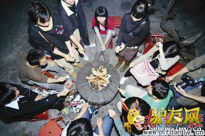 ��ˬ���գ��ں��߻�ũׯ����һ��ҰȤʮ�����׽���Ȼ�Ļ����տ�������������ĩ���л����ѡ�������ֵ��˻����տ��Ļƽ𼾽ڣ��������ܱߵ��տ������տ�԰�������������еĺ�ȥ����