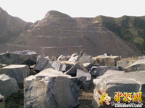 ����ʯ������һ�����������и�ʯ�壬��ɽ����������ɽ����߱��ƻ����ұ��̲ݸ��ǣ���̬�γ������Աȡ������� ��