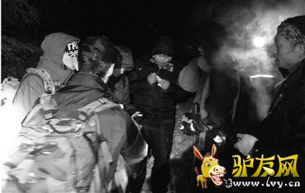 找到被困大学生,救援人员赶紧给饿坏了的他们递上食物