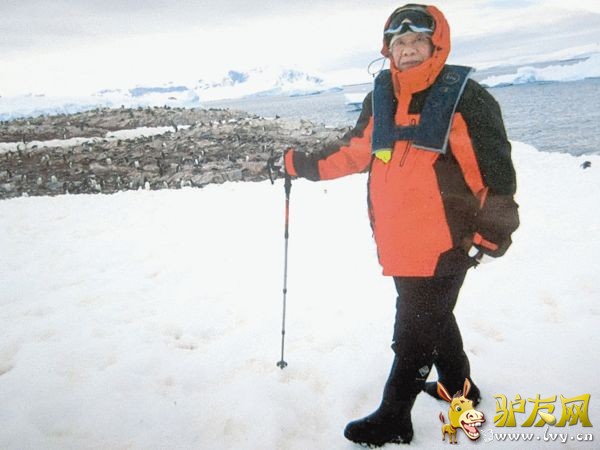 图为82岁的任晓梅在南极登陆
