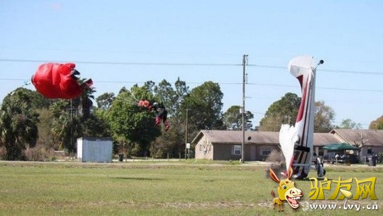 �ϲ����ʲ����ķɻ�ʧ�أ���ͷֱ����棬����ɡ���Ӹ���˹�������ϰ�գ��ٵ���ء�