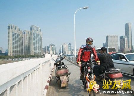 3��18�գ���ɳ�������޴��ţ�һ�������Ħ��ͣ����·�ߣ������������������㡣