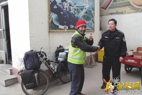 Deniz握着李红全的手连连说感谢!