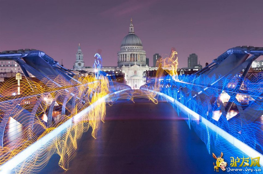 ���������ۺϱ�������Ӣ����ÿ���ʱ���3��20�ձ�����Ӣ��һȺ�ܿ���������ر��ƵĲʵƷ�װ�������׶ظ��󾰵㣬���ó�ʱ���ع����㼼�ɼ�¼�����Լ��ı��ܹ켣��������һ����Ѥ�õ���Ƭ��