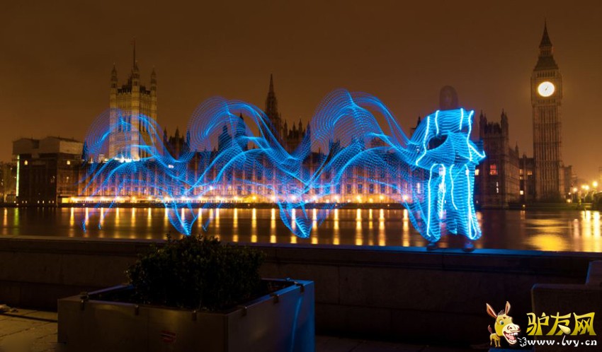 ���������ۺϱ�������Ӣ����ÿ���ʱ���3��20�ձ�����Ӣ��һȺ�ܿ���������ر��ƵĲʵƷ�װ�������׶ظ��󾰵㣬���ó�ʱ���ع����㼼�ɼ�¼�����Լ��ı��ܹ켣��������һ����Ѥ�õ���Ƭ��