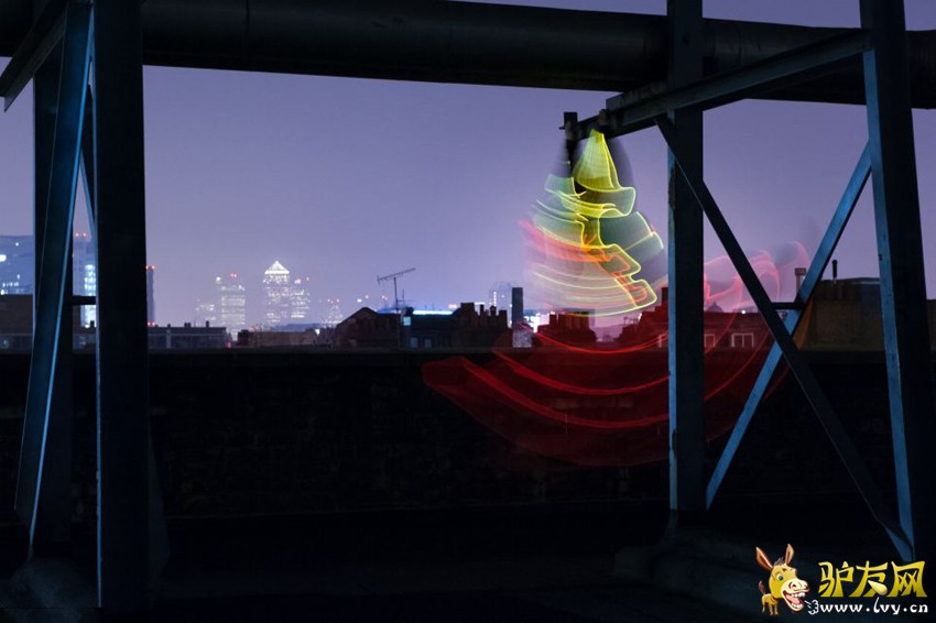 ���������ۺϱ�������Ӣ����ÿ���ʱ���3��20�ձ�����Ӣ��һȺ�ܿ���������ر��ƵĲʵƷ�װ�������׶ظ��󾰵㣬���ó�ʱ���ع����㼼�ɼ�¼�����Լ��ı��ܹ켣��������һ����Ѥ�õ���Ƭ��