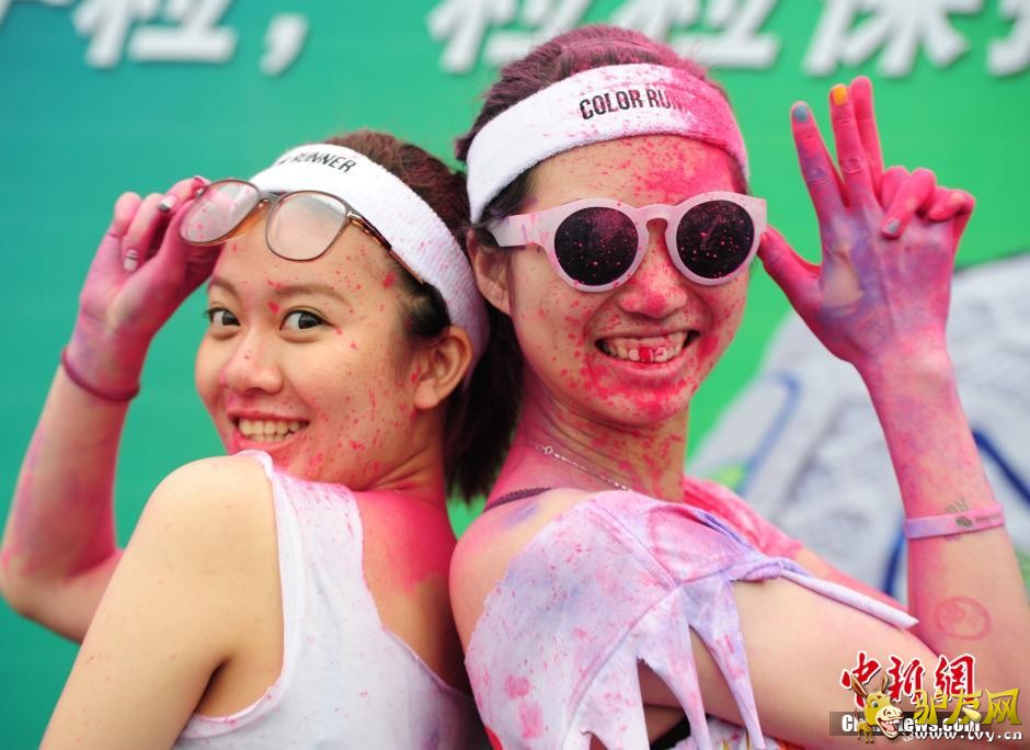 ���ھٰ����ˡ���ɫ�ܡ� չ��ɫ�ʼ���(��ͼ)