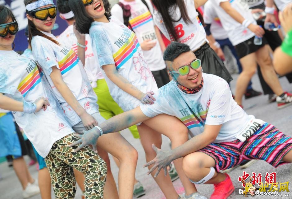 ���ھٰ����ˡ���ɫ�ܡ� չ��ɫ�ʼ���(��ͼ)