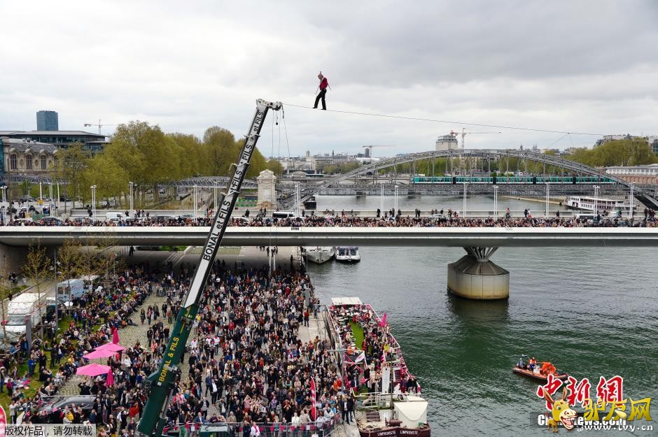 ����ʱ��2014��4��6�գ��������裬Denis Josselin�����߸�˿��Խ���ɺӡ���θ�˿�ܳ�175�ף�λ�����ɺ��Ͽ�30�׸ߴ���