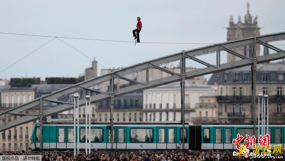 ����ʱ��2014��4��6�գ��������裬Denis Josselin�����߸�˿��Խ���ɺӡ���θ�˿�ܳ�175�ף�λ�����ɺ��Ͽ�30�׸ߴ���